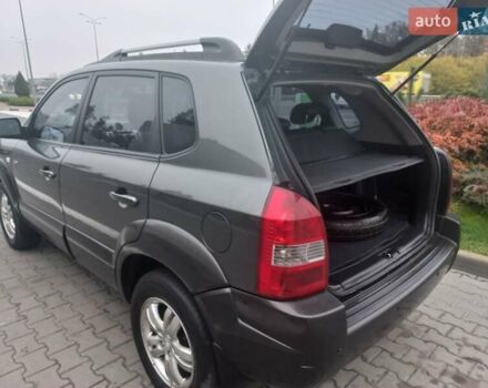 Сірий Хендай Туксон, об'ємом двигуна 2 л та пробігом 190 тис. км за 8600 $, фото 61 на Automoto.ua