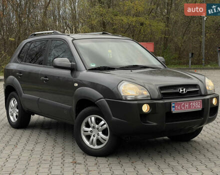 Серый Хендай Туксон, объемом двигателя 2 л и пробегом 182 тыс. км за 7600 $, фото 1 на Automoto.ua