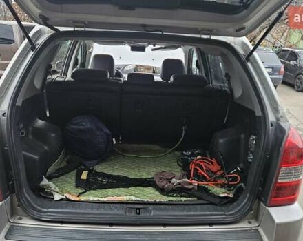 Серый Хендай Туксон, объемом двигателя 2 л и пробегом 330 тыс. км за 4000 $, фото 4 на Automoto.ua