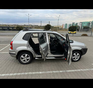 Серый Хендай Туксон, объемом двигателя 1.98 л и пробегом 240 тыс. км за 7600 $, фото 9 на Automoto.ua