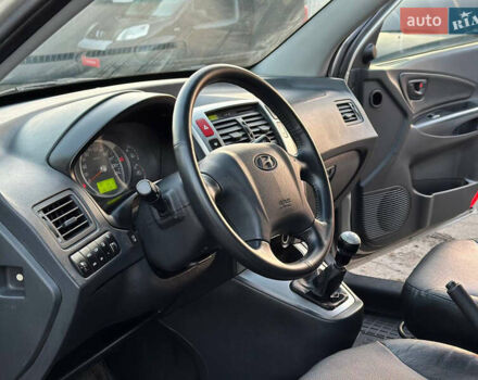 Серый Хендай Туксон, объемом двигателя 1.98 л и пробегом 167 тыс. км за 7300 $, фото 11 на Automoto.ua