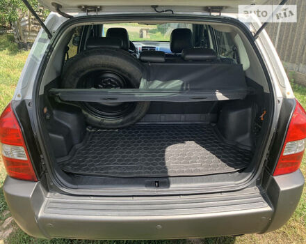 Сірий Хендай Туксон, об'ємом двигуна 1.98 л та пробігом 227 тис. км за 7500 $, фото 22 на Automoto.ua