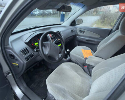 Серый Хендай Туксон, объемом двигателя 2 л и пробегом 222 тыс. км за 7950 $, фото 10 на Automoto.ua