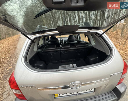 Серый Хендай Туксон, объемом двигателя 1.98 л и пробегом 269 тыс. км за 7100 $, фото 27 на Automoto.ua