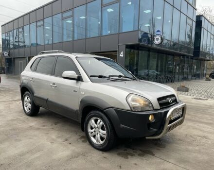 Серый Хендай Туксон, объемом двигателя 2 л и пробегом 290 тыс. км за 6400 $, фото 2 на Automoto.ua