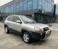 Серый Хендай Туксон, объемом двигателя 2 л и пробегом 290 тыс. км за 6400 $, фото 2 на Automoto.ua