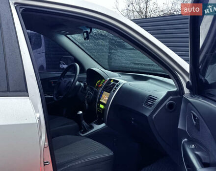 Сірий Хендай Туксон, об'ємом двигуна 2 л та пробігом 305 тис. км за 7350 $, фото 14 на Automoto.ua