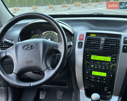 Серый Хендай Туксон, объемом двигателя 1.99 л и пробегом 315 тыс. км за 7300 $, фото 21 на Automoto.ua
