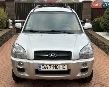 Серый Хендай Туксон, объемом двигателя 1.98 л и пробегом 217 тыс. км за 8500 $, фото 1 на Automoto.ua