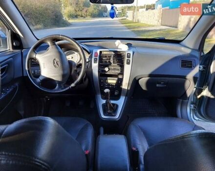 Сірий Хендай Туксон, об'ємом двигуна 2 л та пробігом 225 тис. км за 7800 $, фото 4 на Automoto.ua