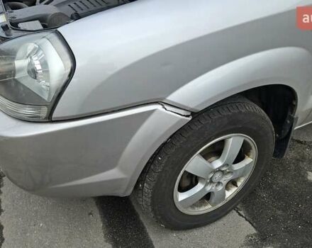 Серый Хендай Туксон, объемом двигателя 2 л и пробегом 330 тыс. км за 4000 $, фото 9 на Automoto.ua