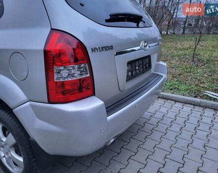 Серый Хендай Туксон, объемом двигателя 2 л и пробегом 240 тыс. км за 8300 $, фото 42 на Automoto.ua