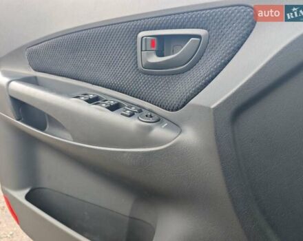 Серый Хендай Туксон, объемом двигателя 1.98 л и пробегом 173 тыс. км за 7450 $, фото 35 на Automoto.ua