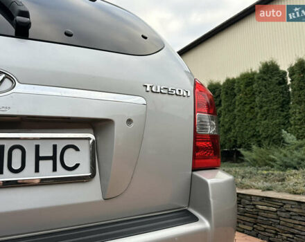 Серый Хендай Туксон, объемом двигателя 1.98 л и пробегом 217 тыс. км за 8500 $, фото 11 на Automoto.ua