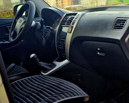 Сірий Хендай Туксон, об'ємом двигуна 2 л та пробігом 198 тис. км за 8250 $, фото 12 на Automoto.ua