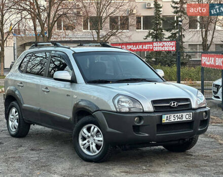 Серый Хендай Туксон, объемом двигателя 1.98 л и пробегом 167 тыс. км за 7300 $, фото 1 на Automoto.ua