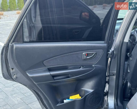 Серый Хендай Туксон, объемом двигателя 1.99 л и пробегом 315 тыс. км за 7300 $, фото 20 на Automoto.ua