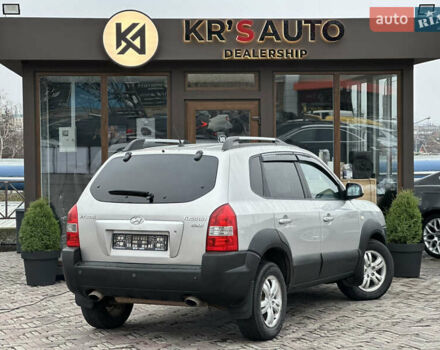 Серый Хендай Туксон, объемом двигателя 2 л и пробегом 232 тыс. км за 7200 $, фото 6 на Automoto.ua