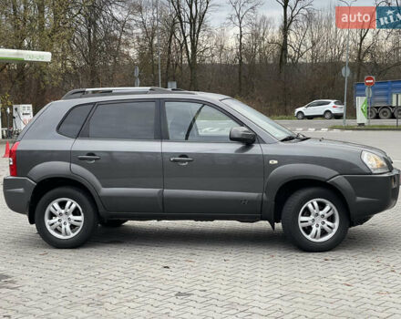 Серый Хендай Туксон, объемом двигателя 2 л и пробегом 182 тыс. км за 7600 $, фото 2 на Automoto.ua