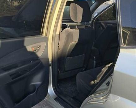 Серый Хендай Туксон, объемом двигателя 1.98 л и пробегом 193 тыс. км за 8400 $, фото 21 на Automoto.ua