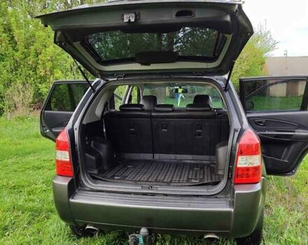 Серый Хендай Туксон, объемом двигателя 1.99 л и пробегом 184 тыс. км за 8300 $, фото 7 на Automoto.ua