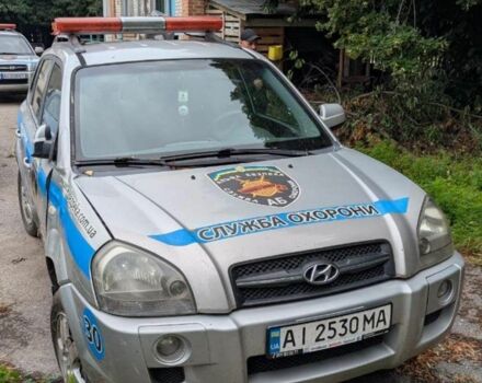 Серый Хендай Туксон, объемом двигателя 2 л и пробегом 220 тыс. км за 2000 $, фото 3 на Automoto.ua