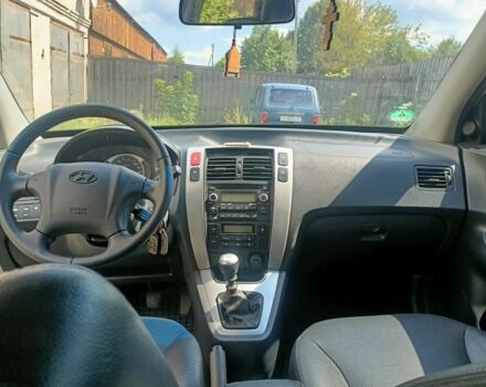 Серый Хендай Туксон, объемом двигателя 2 л и пробегом 257 тыс. км за 9000 $, фото 7 на Automoto.ua