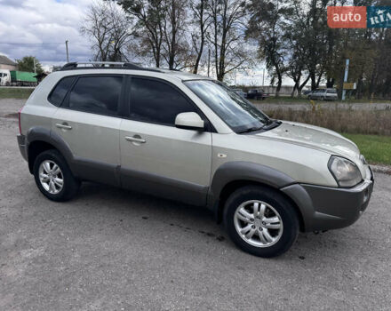 Серый Хендай Туксон, объемом двигателя 2 л и пробегом 228 тыс. км за 6900 $, фото 2 на Automoto.ua