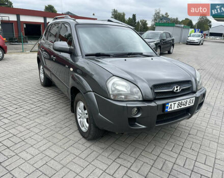 Серый Хендай Туксон, объемом двигателя 1.98 л и пробегом 206 тыс. км за 7550 $, фото 2 на Automoto.ua