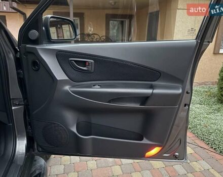 Хендай Туксон 2008 в Миргороде на Automoto.ua Серый Хендай Туксон, объемом двигателя 1.98 л и пробегом 177 тыс. км за 7950 $, фото 40 на Automoto.ua