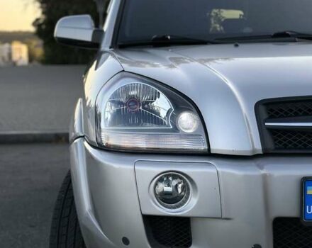 Серый Хендай Туксон, объемом двигателя 1.98 л и пробегом 198 тыс. км за 13000 $, фото 8 на Automoto.ua