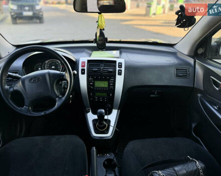 Сірий Хендай Туксон, об'ємом двигуна 1.98 л та пробігом 280 тис. км за 7300 $, фото 5 на Automoto.ua