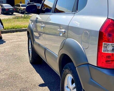 Сірий Хендай Туксон, об'ємом двигуна 2 л та пробігом 225 тис. км за 7800 $, фото 3 на Automoto.ua