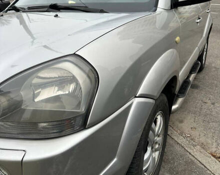 Серый Хендай Туксон, объемом двигателя 1.98 л и пробегом 227 тыс. км за 7700 $, фото 7 на Automoto.ua