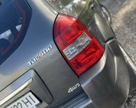 Серый Хендай Туксон, объемом двигателя 1.98 л и пробегом 220 тыс. км за 8500 $, фото 16 на Automoto.ua