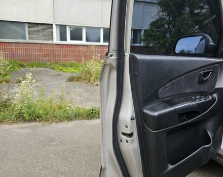 Сірий Хендай Туксон, об'ємом двигуна 1.98 л та пробігом 252 тис. км за 8000 $, фото 4 на Automoto.ua
