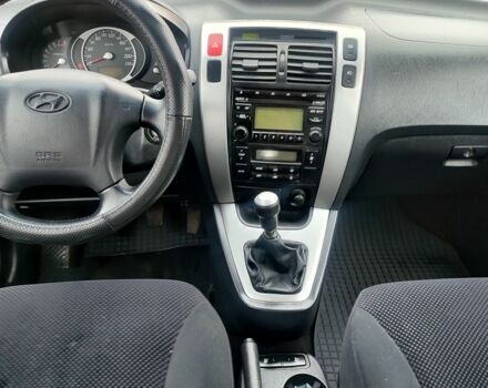 Сірий Хендай Туксон, об'ємом двигуна 2 л та пробігом 95 тис. км за 8800 $, фото 11 на Automoto.ua