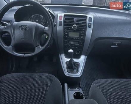 Серый Хендай Туксон, объемом двигателя 1.98 л и пробегом 197 тыс. км за 9800 $, фото 6 на Automoto.ua