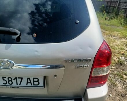 Серый Хендай Туксон, объемом двигателя 2 л и пробегом 257 тыс. км за 9000 $, фото 4 на Automoto.ua