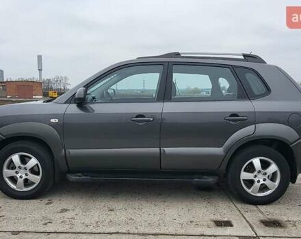 Серый Хендай Туксон, объемом двигателя 1.98 л и пробегом 177 тыс. км за 8200 $, фото 2 на Automoto.ua