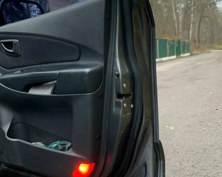 Сірий Хендай Туксон, об'ємом двигуна 1.98 л та пробігом 170 тис. км за 8800 $, фото 11 на Automoto.ua