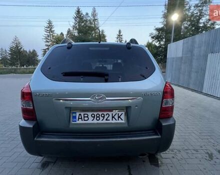 Хендай Туксон 2008 в Шаргороде на Automoto.ua Серый Хендай Туксон, объемом двигателя 1.98 л и пробегом 143 тыс. км за 10300 $, фото 1 на Automoto.ua