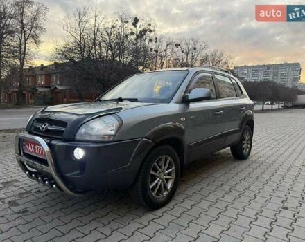 Серый Хендай Туксон, объемом двигателя 2 л и пробегом 217 тыс. км за 8200 $, фото 1 на Automoto.ua