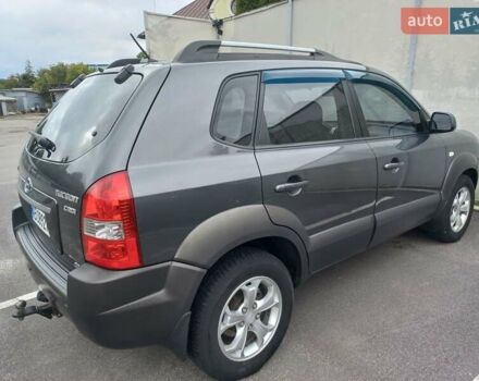 Серый Хендай Туксон, объемом двигателя 2 л и пробегом 207 тыс. км за 8000 $, фото 3 на Automoto.ua