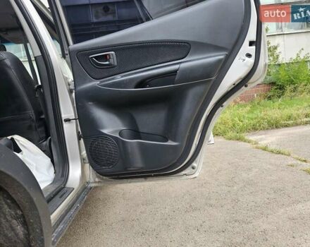 Сірий Хендай Туксон, об'ємом двигуна 1.98 л та пробігом 252 тис. км за 8000 $, фото 17 на Automoto.ua