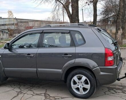 Серый Хендай Туксон, объемом двигателя 2 л и пробегом 95 тыс. км за 8800 $, фото 3 на Automoto.ua