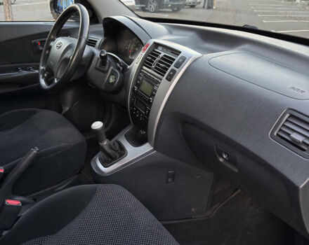 Серый Хендай Туксон, объемом двигателя 1.98 л и пробегом 246 тыс. км за 7500 $, фото 17 на Automoto.ua