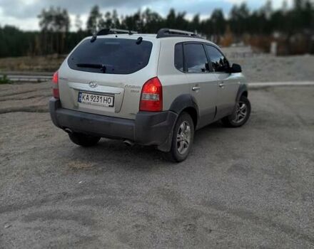 Серый Хендай Туксон, объемом двигателя 1.99 л и пробегом 330 тыс. км за 7300 $, фото 3 на Automoto.ua