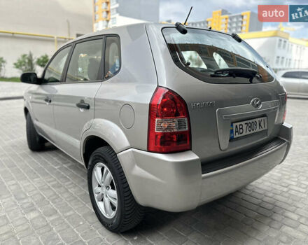 Серый Хендай Туксон, объемом двигателя 2 л и пробегом 240 тыс. км за 7500 $, фото 11 на Automoto.ua