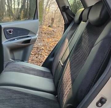 Сірий Хендай Туксон, об'ємом двигуна 1.99 л та пробігом 272 тис. км за 8500 $, фото 9 на Automoto.ua